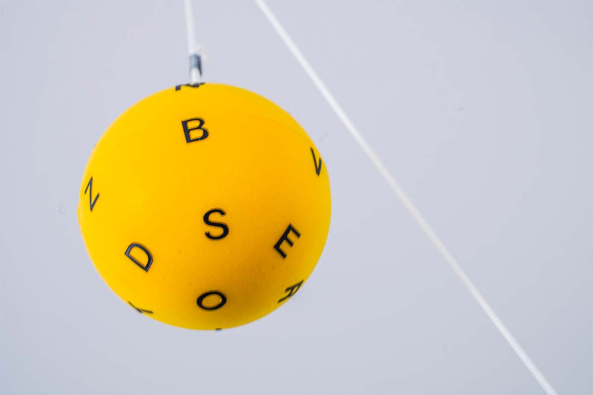Diesen Ball verfolgen und Buchstaben lesen. Kannst du das auch?