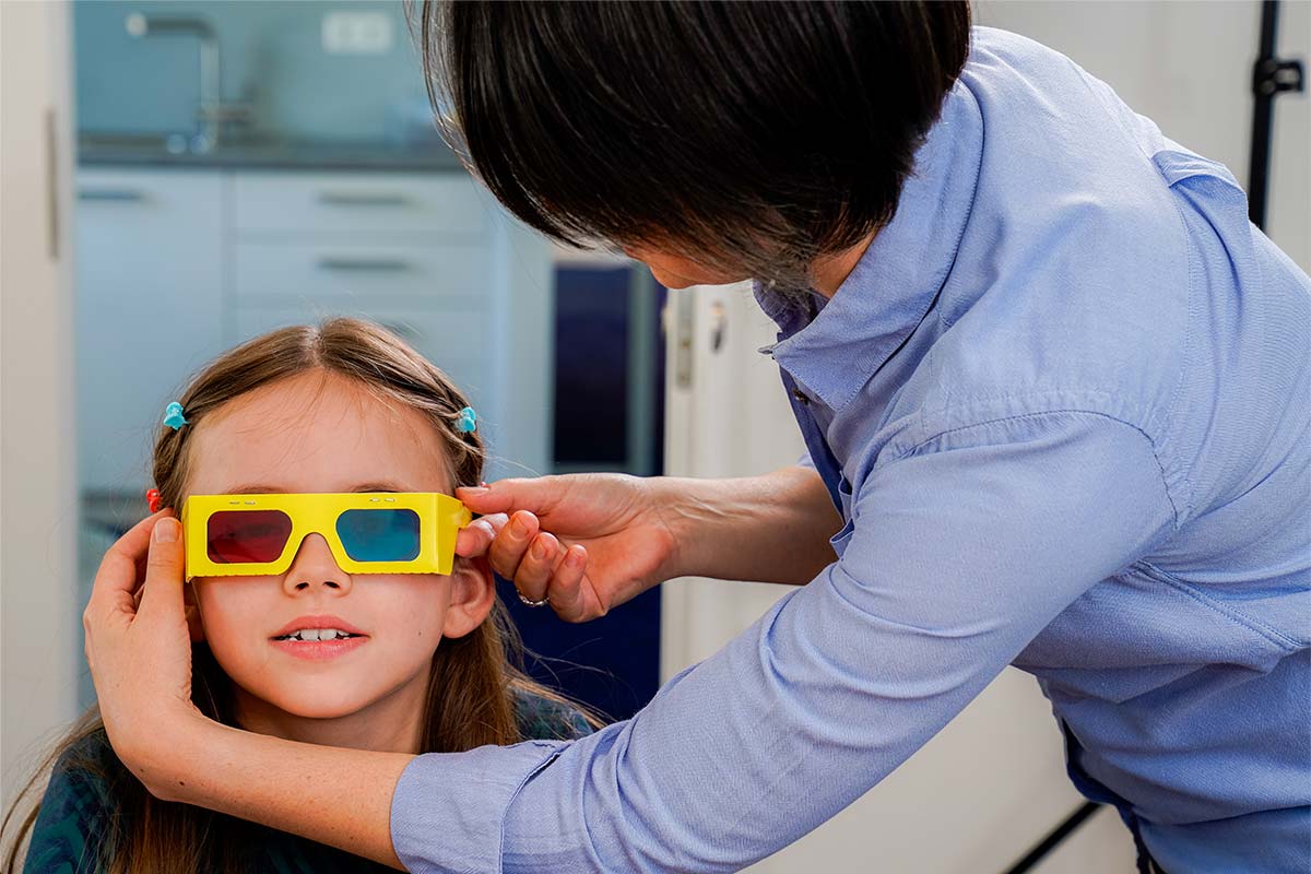 Durch eine ROT/GRÜN Brille werden die Seheindrücke des rechten und linken Augen getrennt. Dadurch können wir testen ob beide Augen gleichzeitig und zusammen arbeiten.